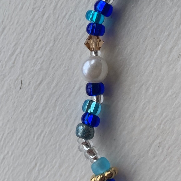 Blue and white toned seed bead bracelet white pearls gold beads stretchy - Picture 2 of 6